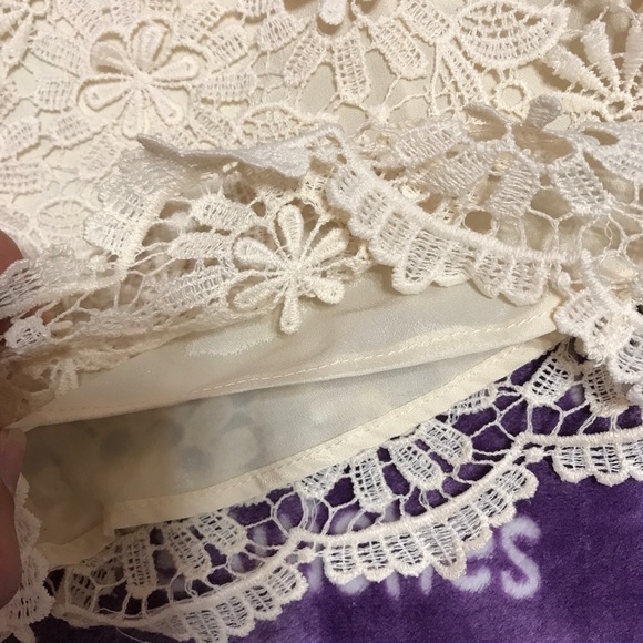 Cream colored flower print shorts - Picture 3 of 5